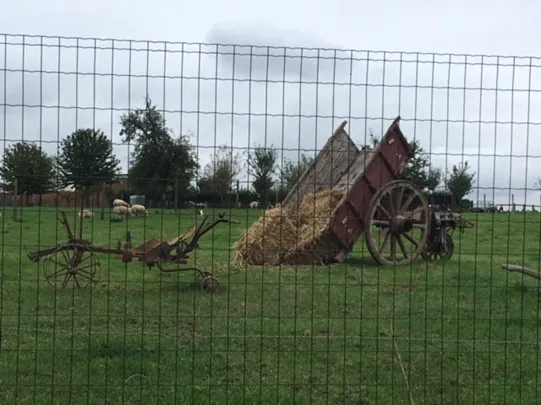 Houten driewielige kipkar, meer dan honderd jaar oud