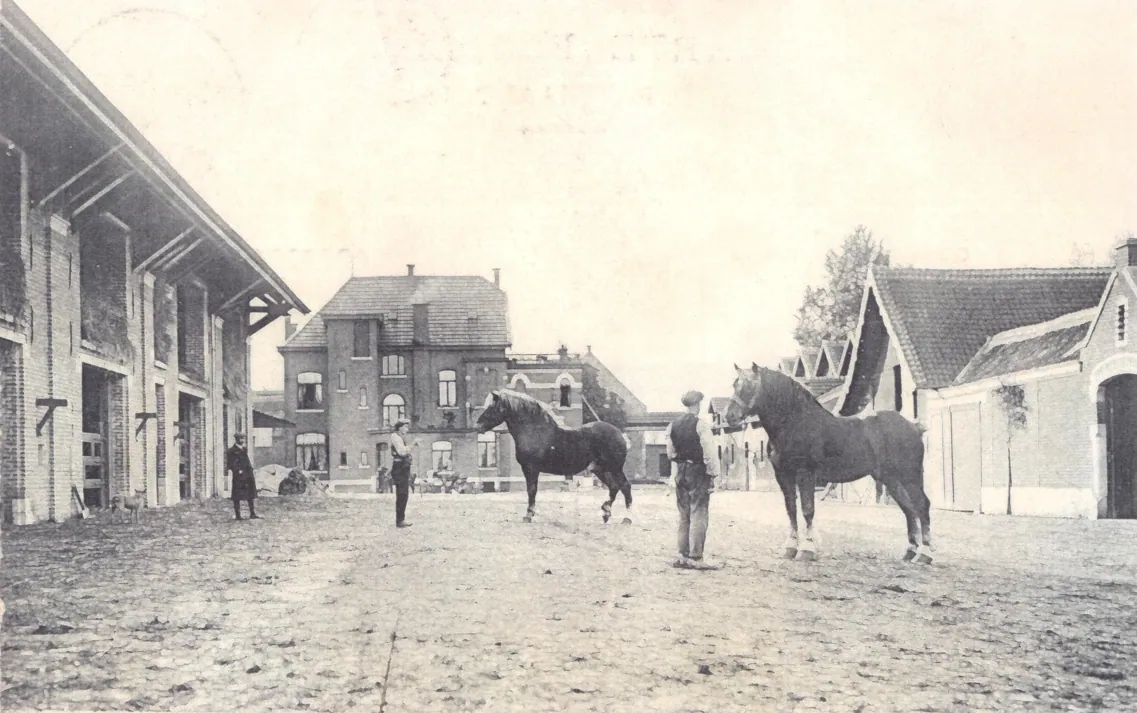 De grote stalvleugel rond de binnenkoer van de stoeterij