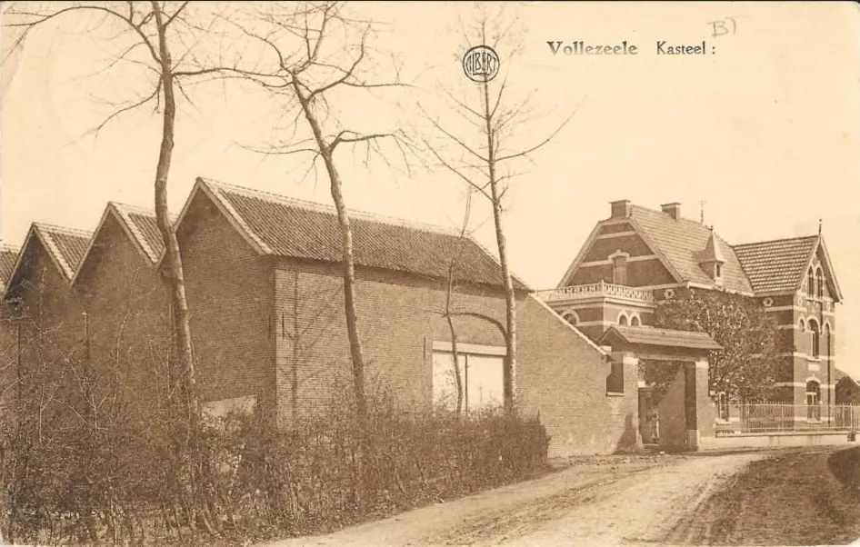 De statige woning uit 1906 met 'Haras de Vollezeele' in de voorgevel